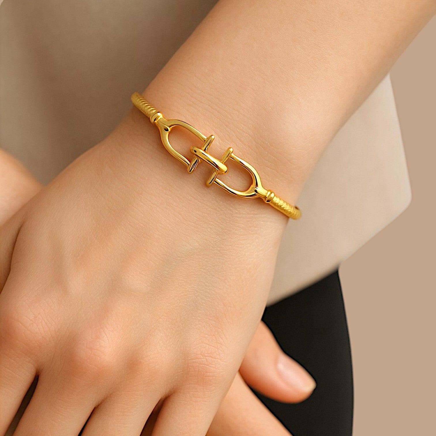Horse Shoe Link Cuff