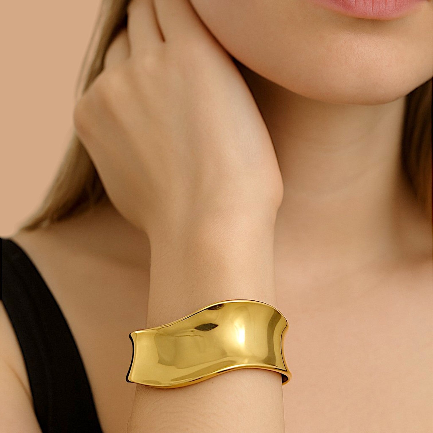 Curve Metallic Cuff